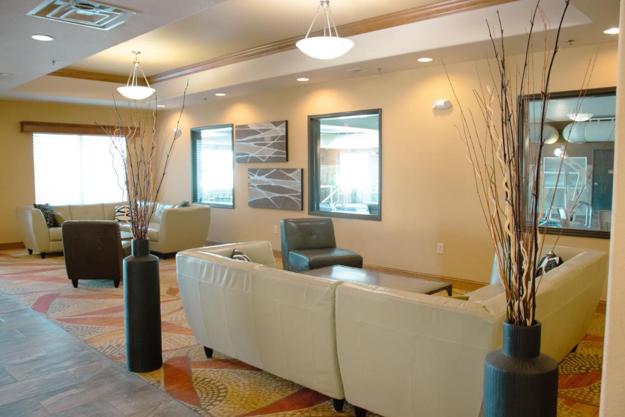 Grand Forks Lodge And Suites Exteriör bild