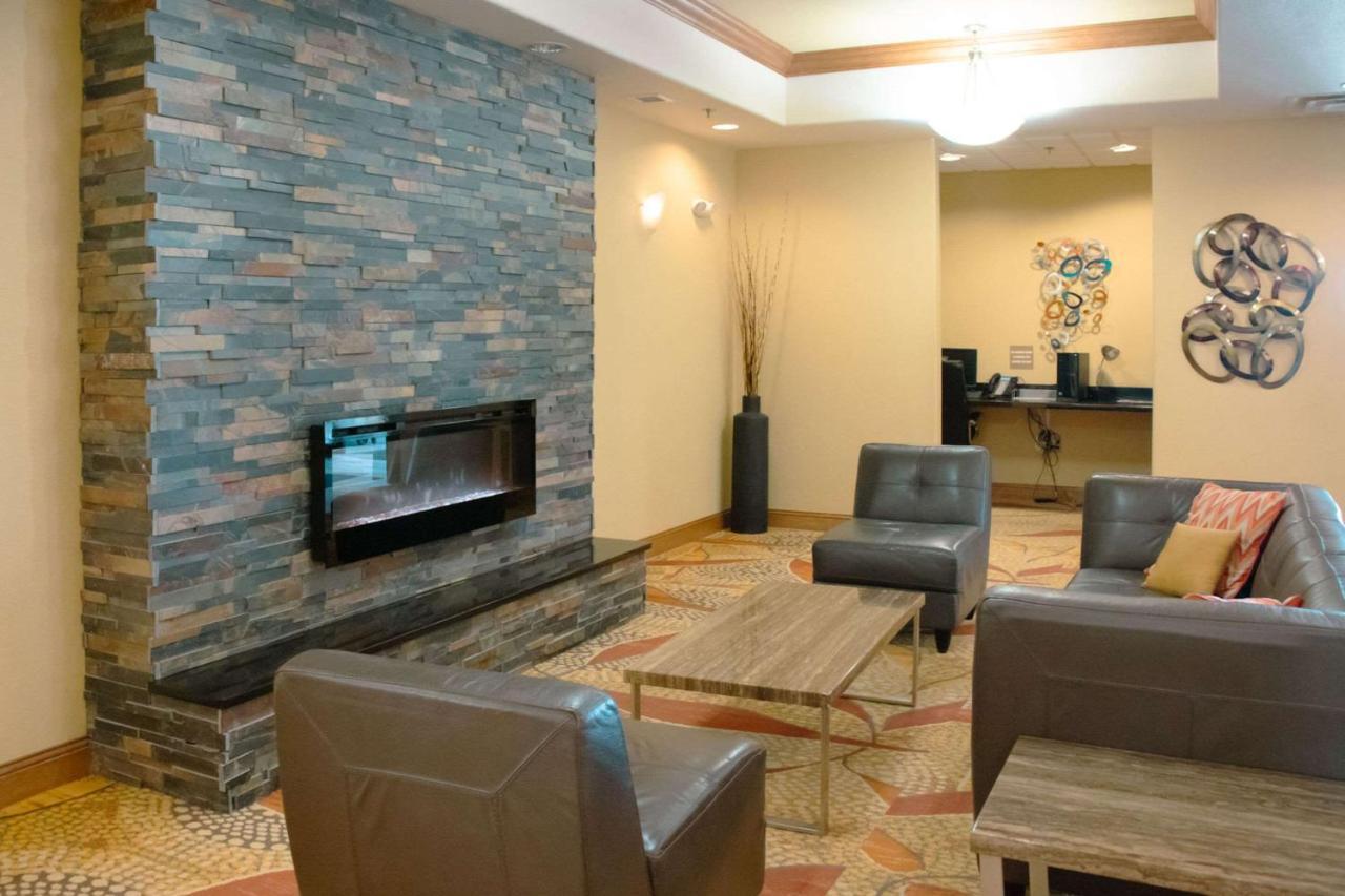Grand Forks Lodge And Suites Exteriör bild