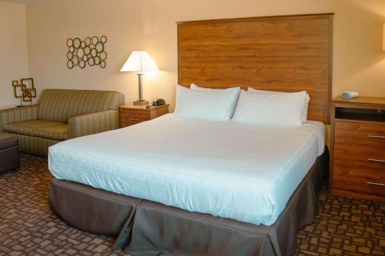 Grand Forks Lodge And Suites Exteriör bild