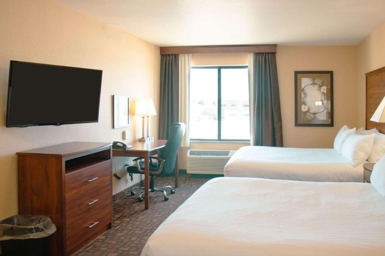 Grand Forks Lodge And Suites Exteriör bild