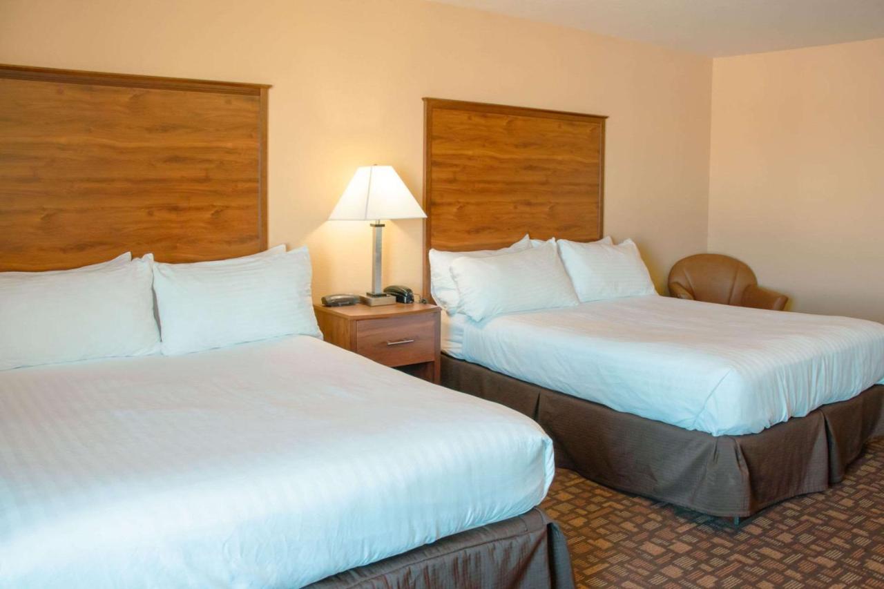 Grand Forks Lodge And Suites Exteriör bild
