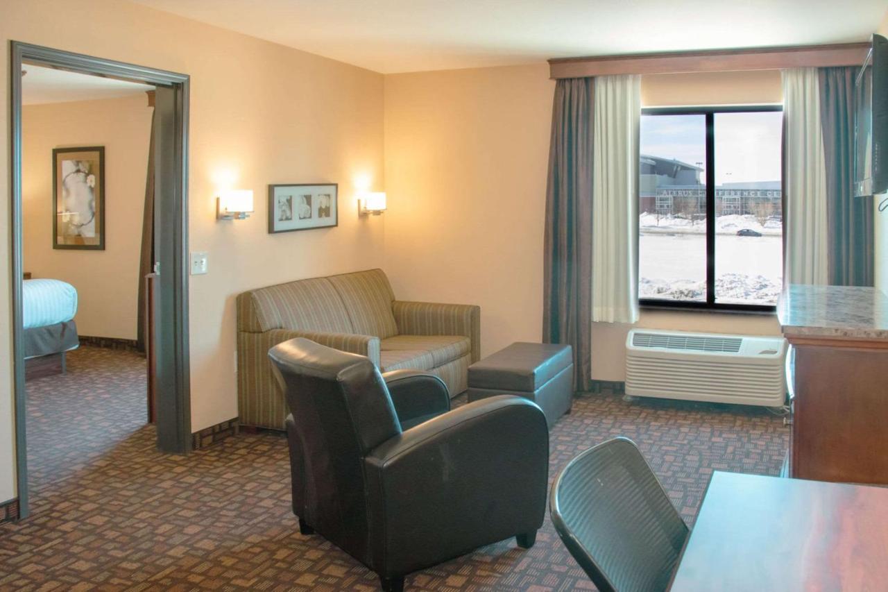 Grand Forks Lodge And Suites Exteriör bild