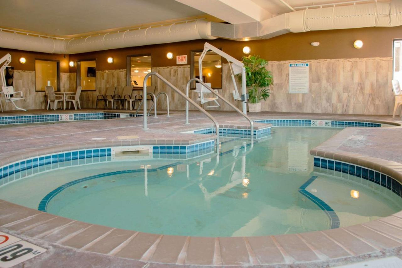 Grand Forks Lodge And Suites Exteriör bild