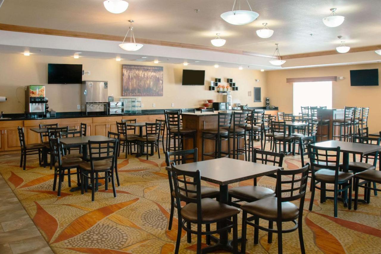 Grand Forks Lodge And Suites Exteriör bild