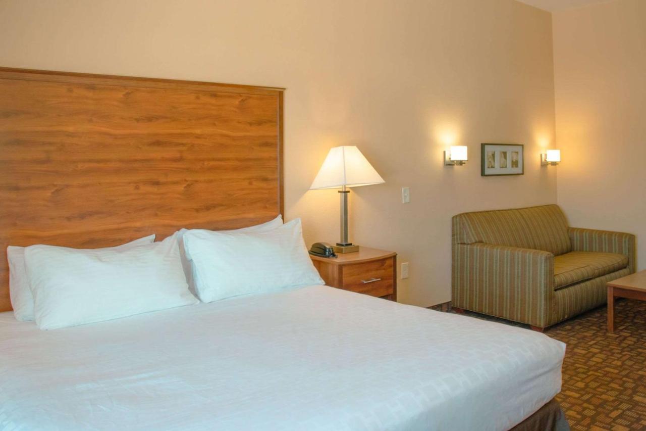 Grand Forks Lodge And Suites Exteriör bild