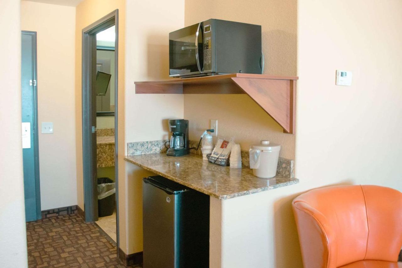 Grand Forks Lodge And Suites Exteriör bild