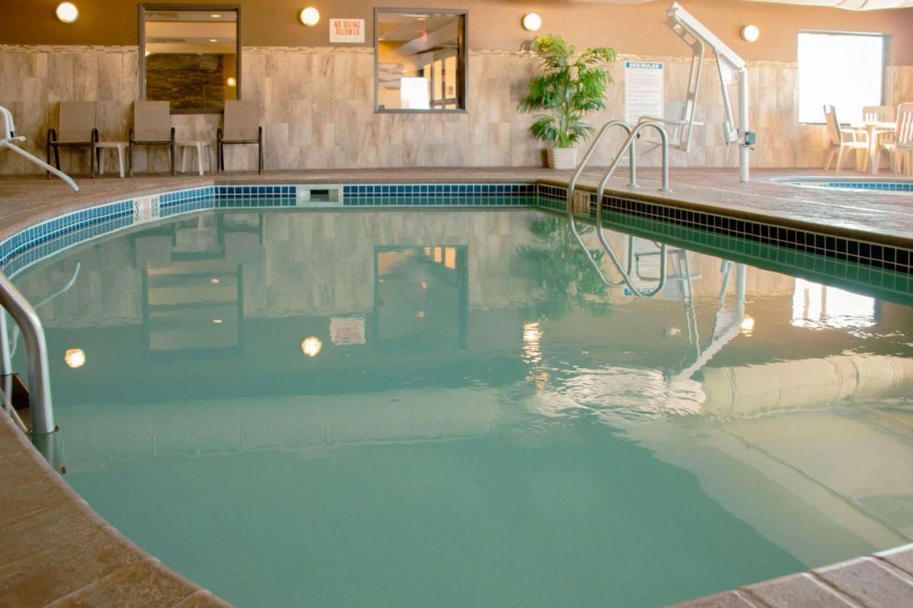 Grand Forks Lodge And Suites Exteriör bild